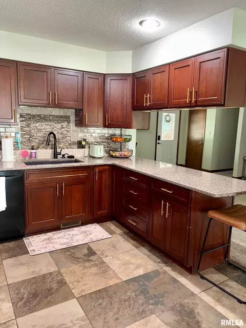 Kitchen - 27 Apache Dr, Springfield, IL 62711 photo 2 of 2