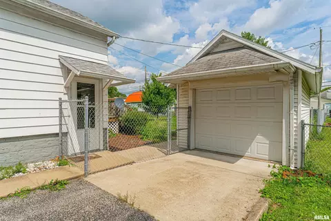 Exterior - 712 N Kickapoo St, Lincoln, IL 62656 photo 1 of 4