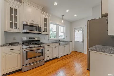 Kitchen - 712 N Kickapoo St, Lincoln, IL 62656 photo 2 of 2