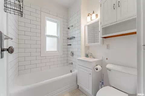 Bath - 712 N Kickapoo St, Lincoln, IL 62656 photo 1 of 1