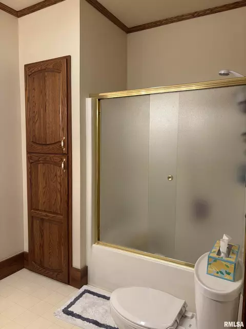 Bath - 1905 S Whittier Ave, Springfield, IL 62704 photo 3 of 8