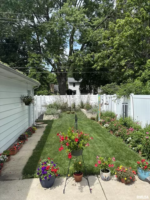 Exterior - 1905 S Whittier Ave, Springfield, IL 62704 photo 14 of 23