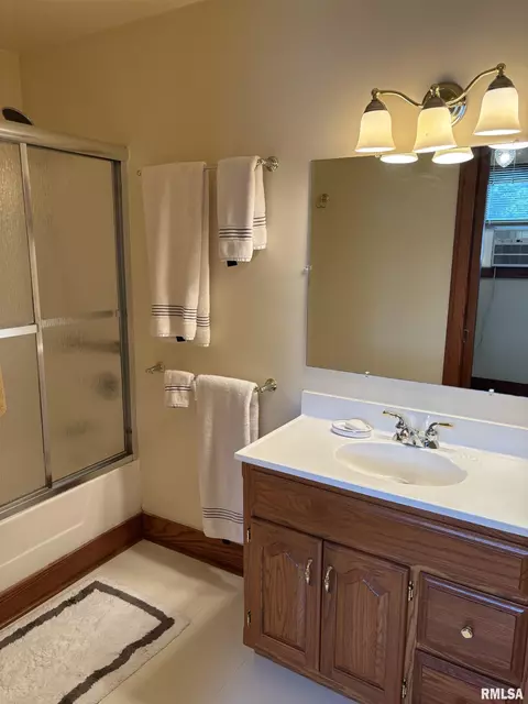 Bath - 1905 S Whittier Ave, Springfield, IL 62704 photo 5 of 8