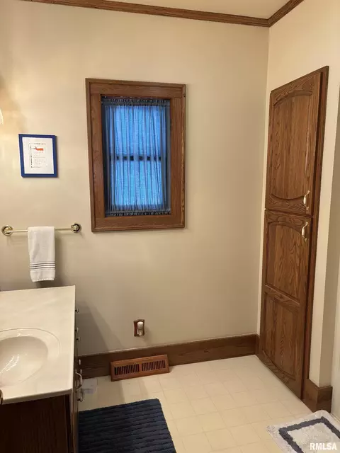 Bath - 1905 S Whittier Ave, Springfield, IL 62704 photo 1 of 8