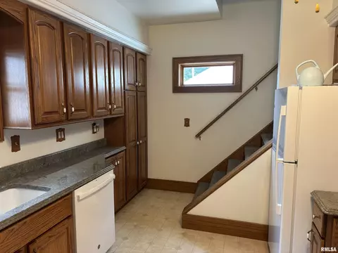 Kitchen - 1905 S Whittier Ave, Springfield, IL 62704 photo 4 of 5
