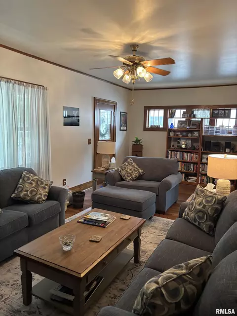Living - 1905 S Whittier Ave, Springfield, IL 62704 photo 3 of 4