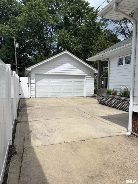 Exterior - 1905 S Whittier Ave, Springfield, IL 62704 photo 17 of 23