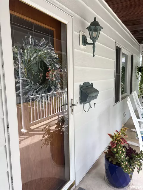 Exterior - 1905 S Whittier Ave, Springfield, IL 62704 photo 4 of 23
