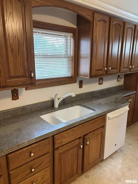 Kitchen - 1905 S Whittier Ave, Springfield, IL 62704 photo 3 of 5