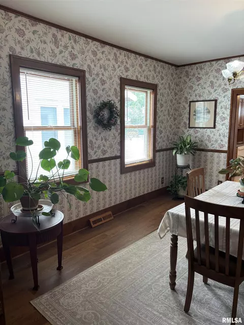 Dining - 1905 S Whittier Ave, Springfield, IL 62704 photo 2 of 3