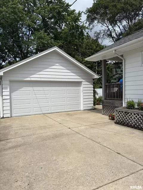 Exterior - 1905 S Whittier Ave, Springfield, IL 62704 photo 18 of 23