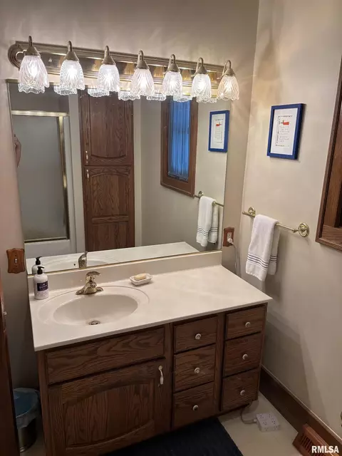 Bath - 1905 S Whittier Ave, Springfield, IL 62704 photo 2 of 8