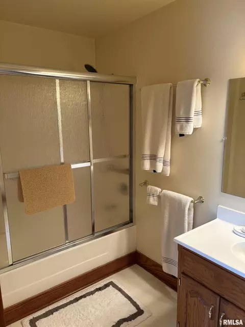 Bath - 1905 S Whittier Ave, Springfield, IL 62704 photo 4 of 8