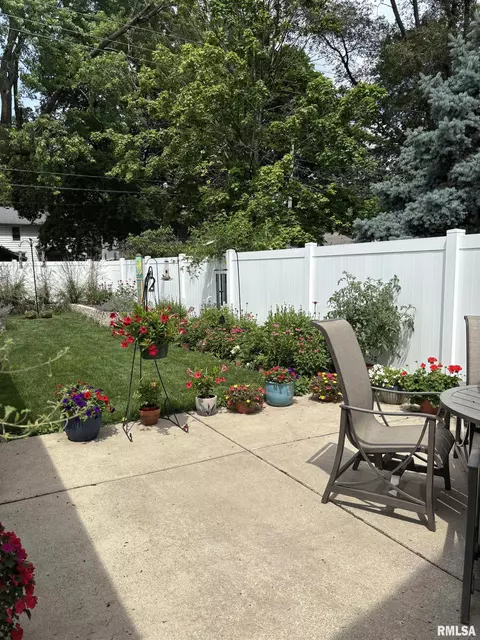 Exterior - 1905 S Whittier Ave, Springfield, IL 62704 photo 15 of 23