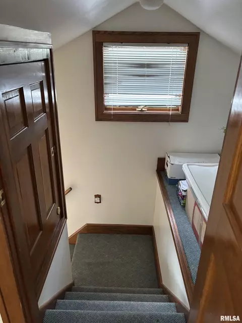 Entry Way - 1905 S Whittier Ave, Springfield, IL 62704 photo 2 of 4