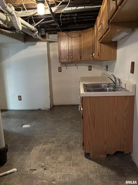 Kitchen - 1905 S Whittier Ave, Springfield, IL 62704 photo 5 of 5