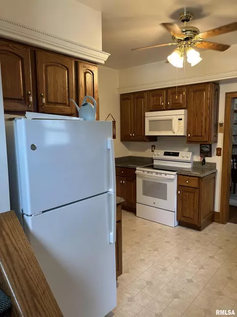 Kitchen - 1905 S Whittier Ave, Springfield, IL 62704 photo 1 of 5