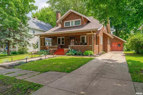 147 9th St, Lincoln, IL 62656