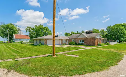 Exterior - 205 E Pine St, Broadwell, IL 62634 photo 1 of 4