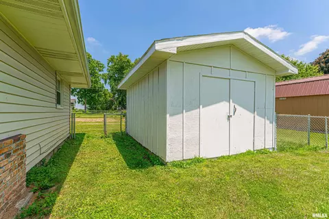 Exterior - 205 E Pine St, Broadwell, IL 62634 photo 4 of 4