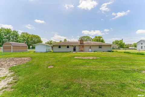 Exterior - 205 E Pine St, Broadwell, IL 62634 photo 3 of 4