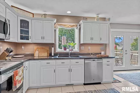 820 E Spruce St, Chatham, IL 62629 photo 16