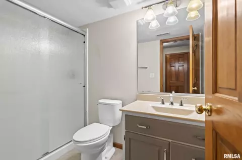 Bath - 2526 Chapel Hill Dr, Springfield, IL 62702 photo 3 of 3