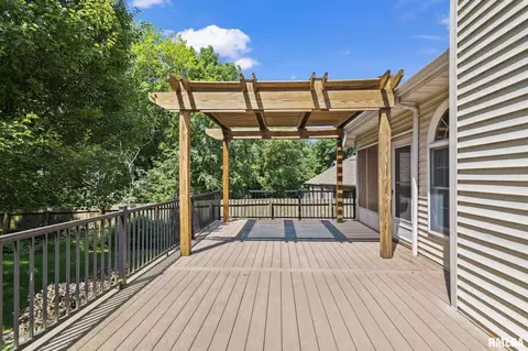 Exterior - 2526 Chapel Hill Dr, Springfield, IL 62702 photo 8 of 8