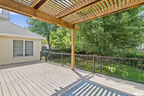 Exterior - 2526 Chapel Hill Dr, Springfield, IL 62702 photo 6 of 8