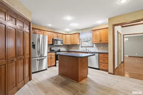 Kitchen - 2526 Chapel Hill Dr, Springfield, IL 62702 photo 2 of 4