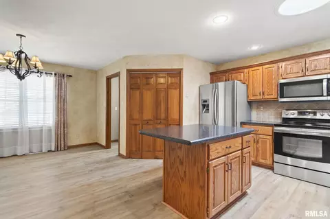Kitchen - 2526 Chapel Hill Dr, Springfield, IL 62702 photo 3 of 4