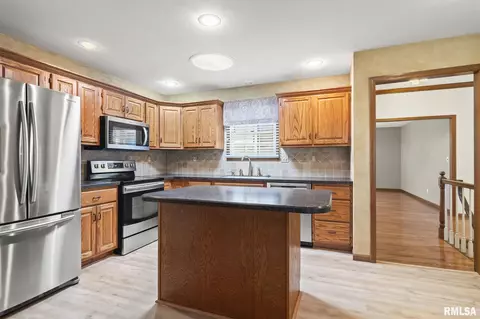 Kitchen - 2526 Chapel Hill Dr, Springfield, IL 62702 photo 4 of 4