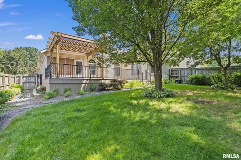 Exterior - 2526 Chapel Hill Dr, Springfield, IL 62702 photo 5 of 8