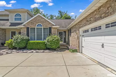 Exterior - 2526 Chapel Hill Dr, Springfield, IL 62702 photo 2 of 8
