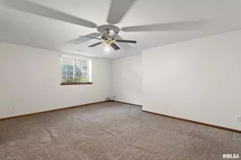 Bedroom - 2526 Chapel Hill Dr, Springfield, IL 62702 photo 5 of 6