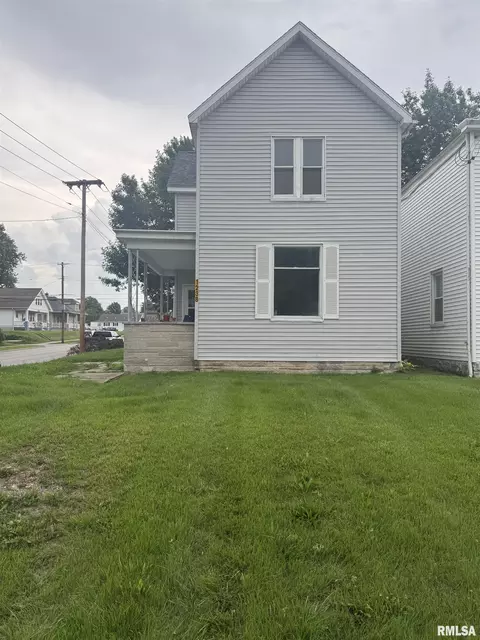 1238 N 12th St, Quincy, IL 62301
