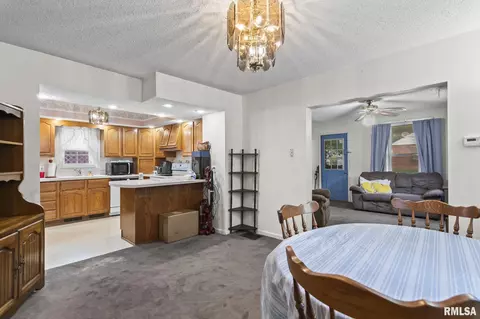 Dining - 2157 S 12th St, Springfield, IL 62703 photo 1 of 3