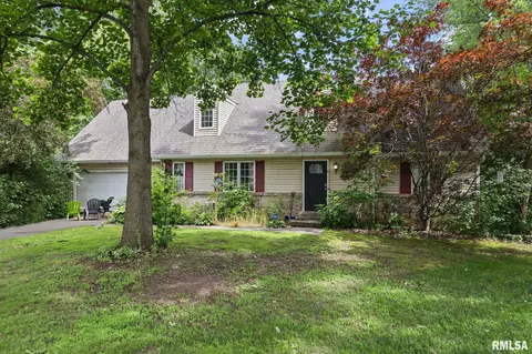 14 Willow Hill Dr, Sherman, IL 62684