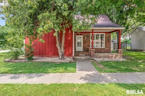 209 W Madison St, Athens, IL 62613