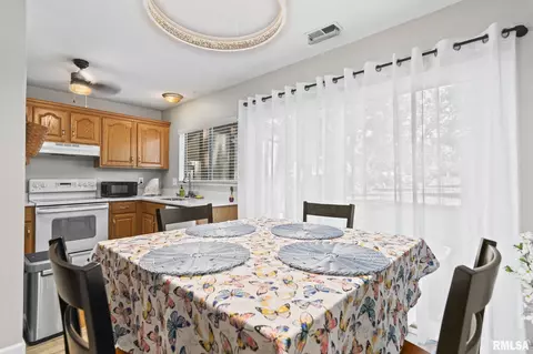 Dining - 40 Trailridge Ln, Springfield, IL 62704 photo 3 of 3