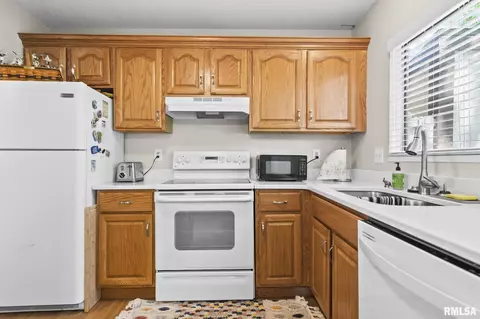 Kitchen - 40 Trailridge Ln, Springfield, IL 62704 photo 2 of 3