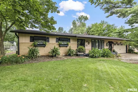 39 Crestview Dr, Chatham, IL 62629