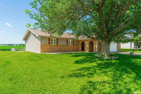 5 Lamplighter Cir, Mount Pulaski, IL 62548 photo 2