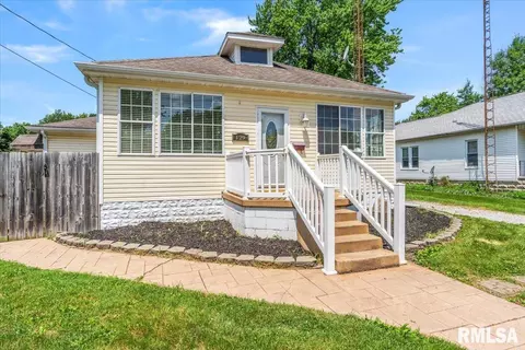 129 S Ring St, Virden, IL 62690