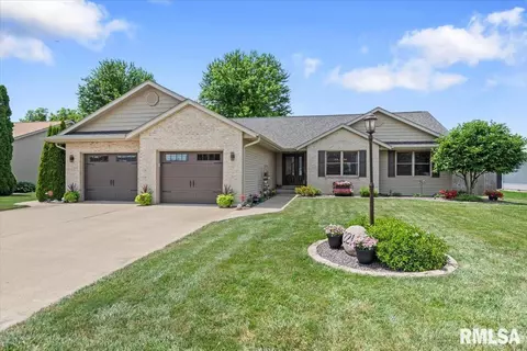 221 Huntington Rd, Chatham, IL 62629