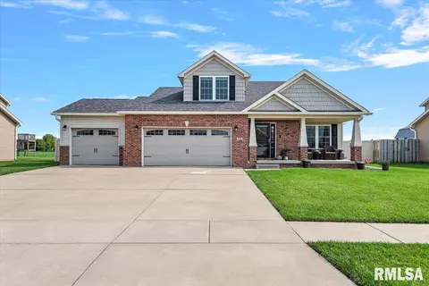 516 Garvey Ln, Chatham, IL 62629