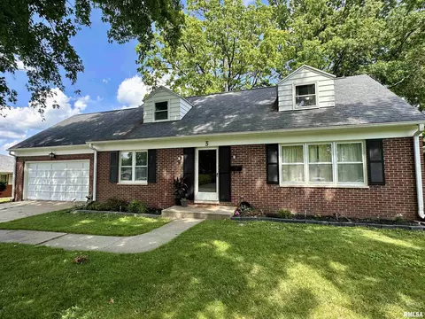 3 Ivywood Dr, Jacksonville, IL 62650