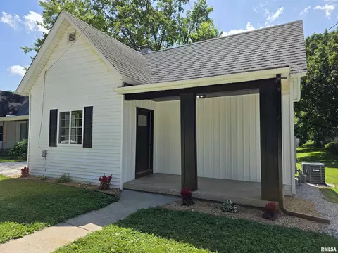 305 S Adams St, Athens, IL 62613