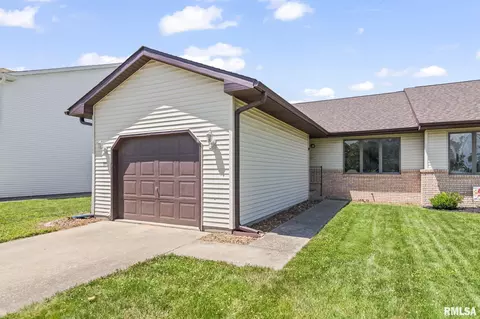 301 Wintergreen Dr, Chatham, IL 62629