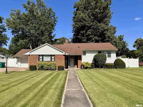 899 Monroe St, Galesburg, IL 61401